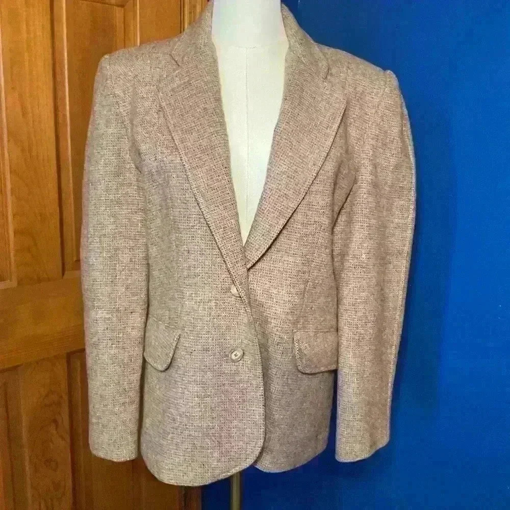 Wool Blazer made in Uruguay. Brown/tan tweed with cream lining. Size 15/16